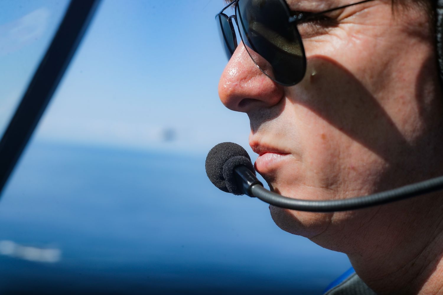 Piloto em voo sobre o litoral