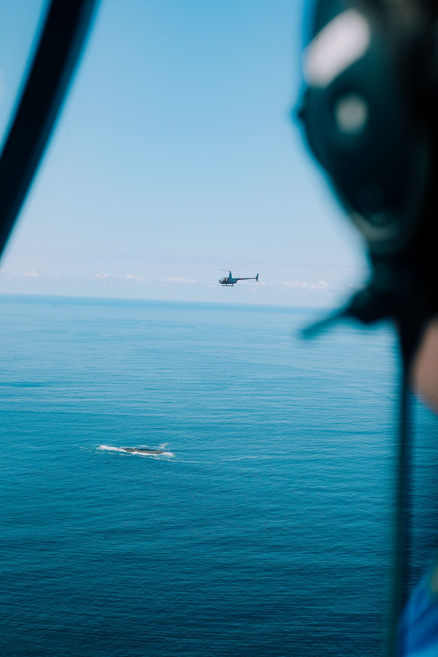 Oceano e helicóptero pela janela