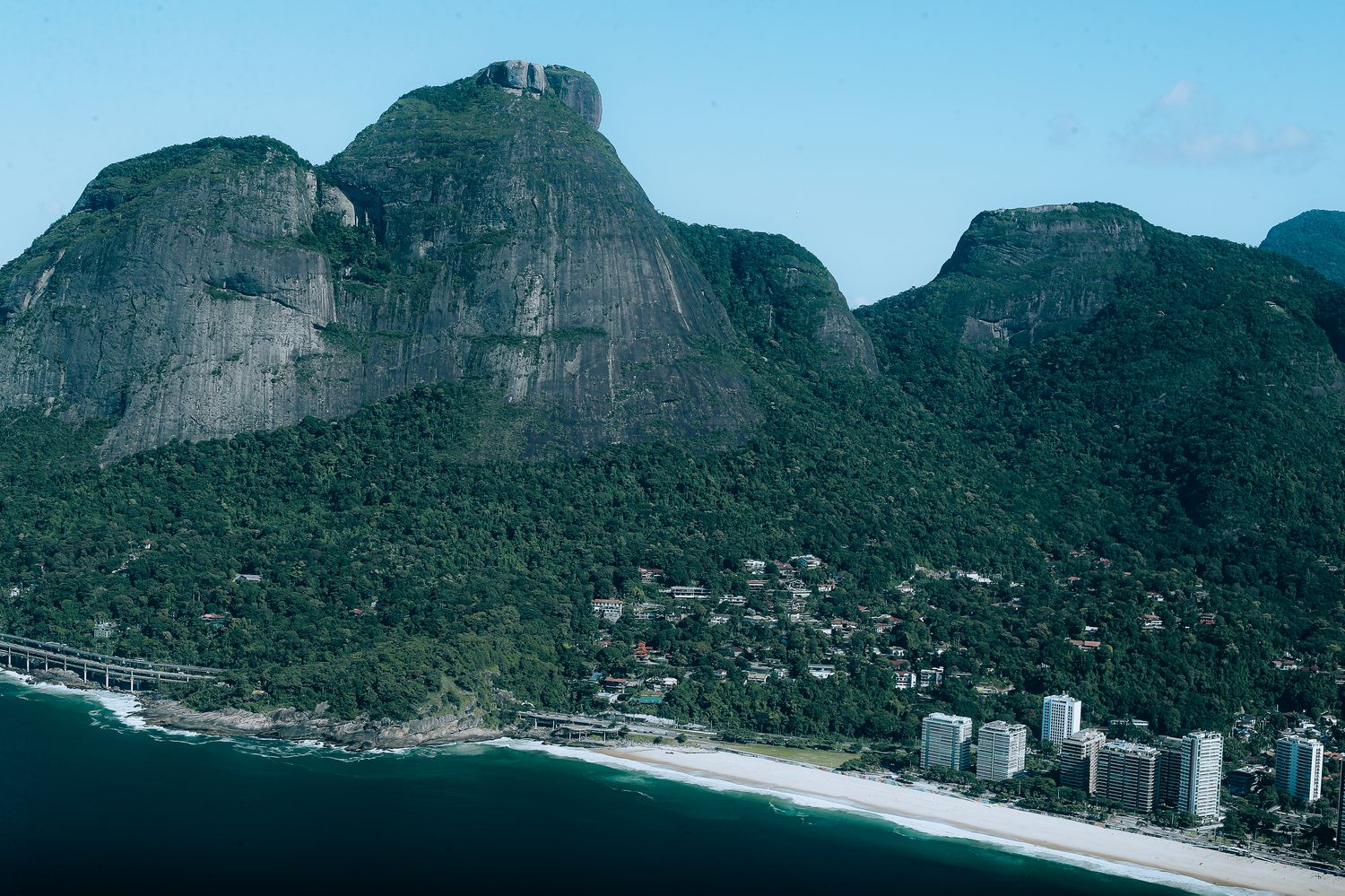 Pedra da Gávea e o litoral