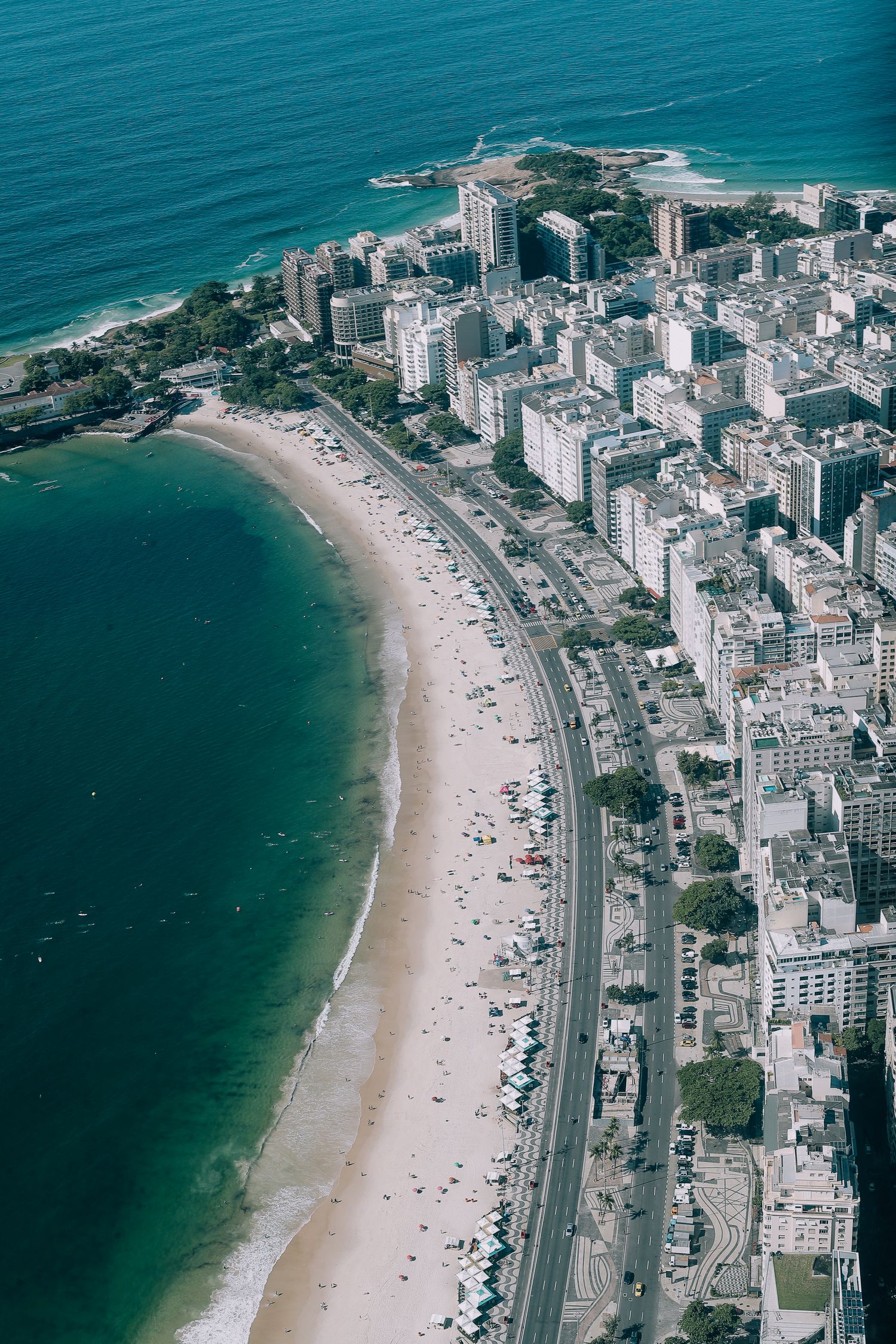 Avenida Atlântica e o mar