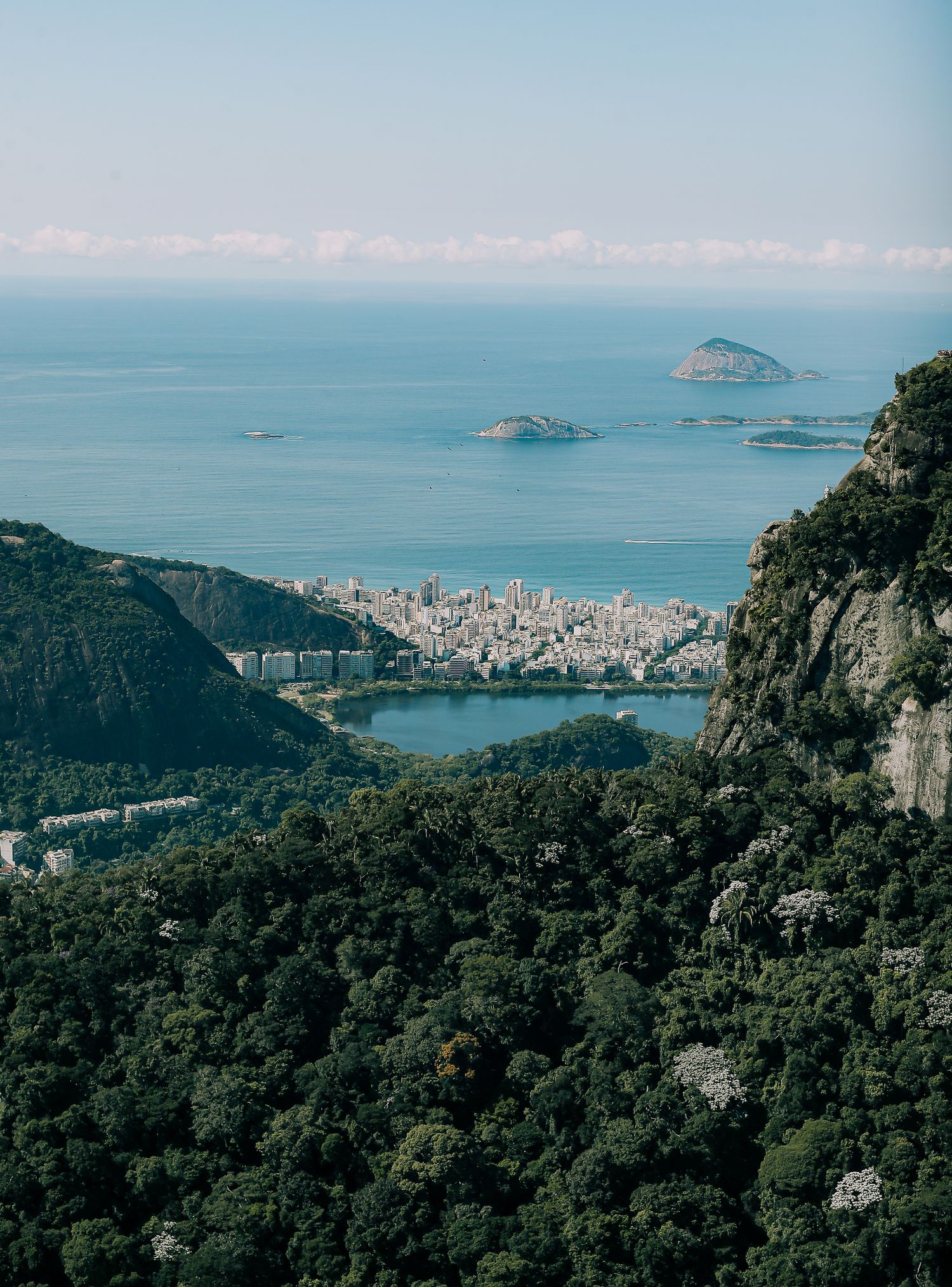 Morro e cidade na luz da tarde