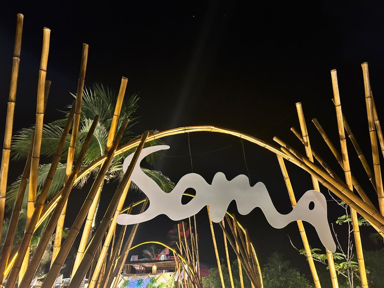 Sama — beach club à noite